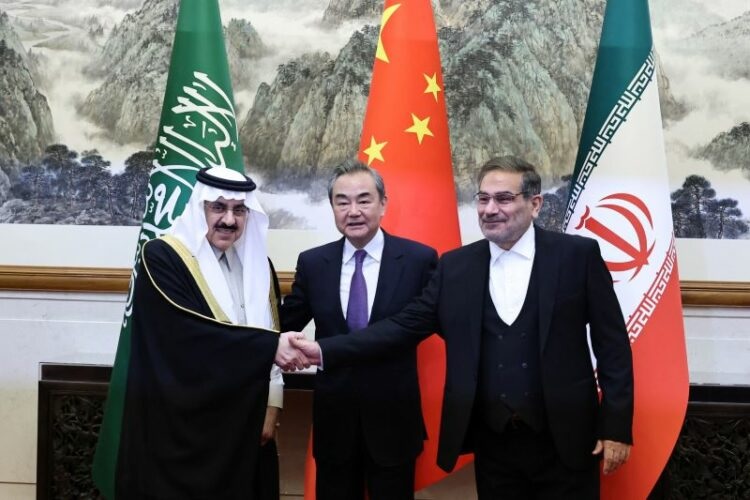 Wang Yi, anggota Biro Politik pada Komite Sentral Partai Komunis Cina (tengah) diapit Direktur Komisi Hubungan Luar Negeri Iran Ali Shamkhani dan Penasihat Keamanan Nasional Arab Saudi Musaad bin Mohammed Al Aiban dalam pertemuan normalisasi hubungan dipl